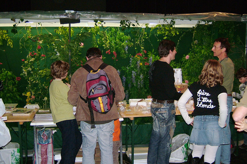 Salon International de l'Insecte et de L'Arachnide - Bourse-Exposition Papillyon 2009 - visiteurs : la blonde
